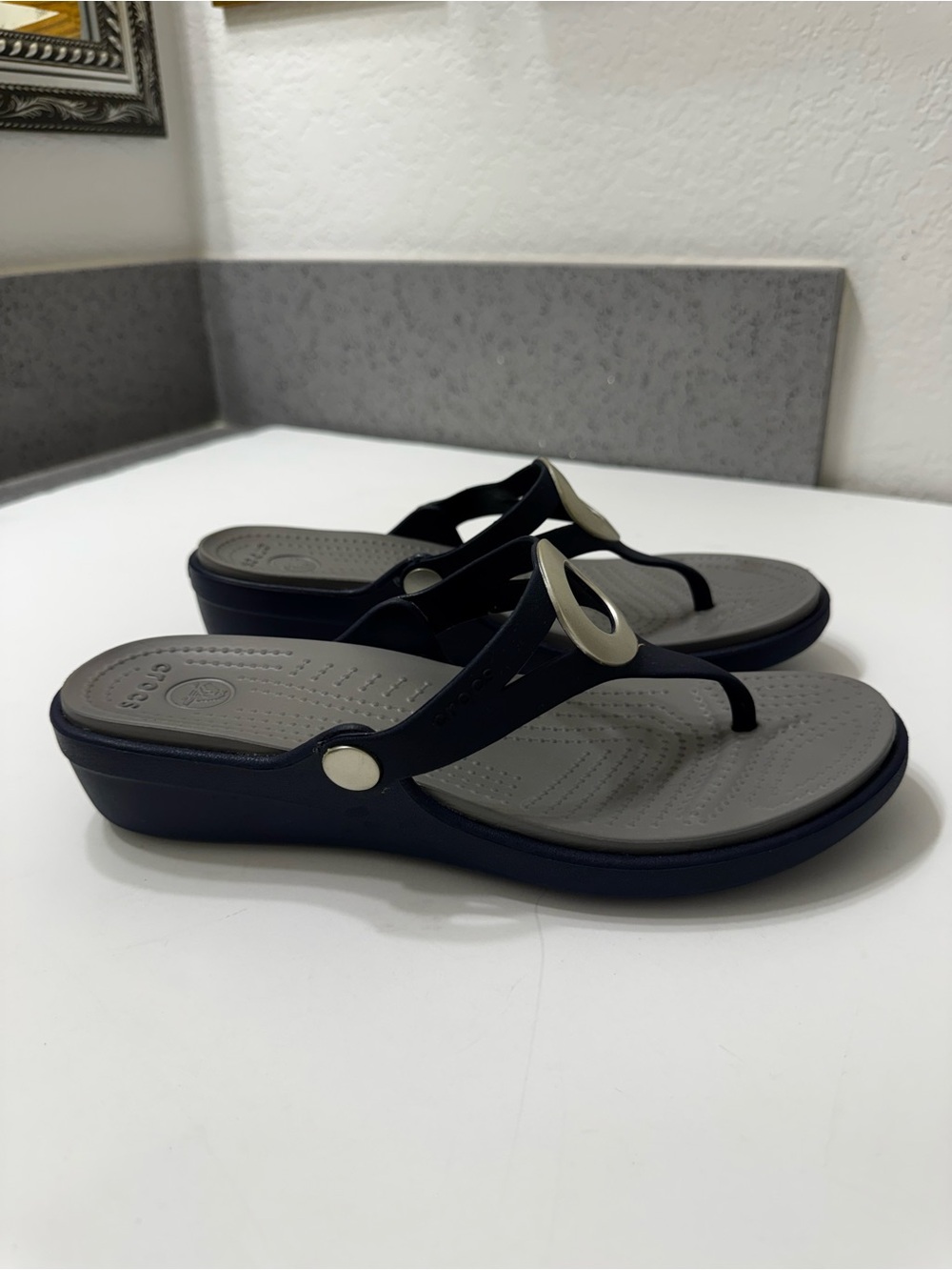 Crocs Sanrah Circle Wedge Flip Sandals in Navy and Silver Sz 9 - Picture 7 of 10